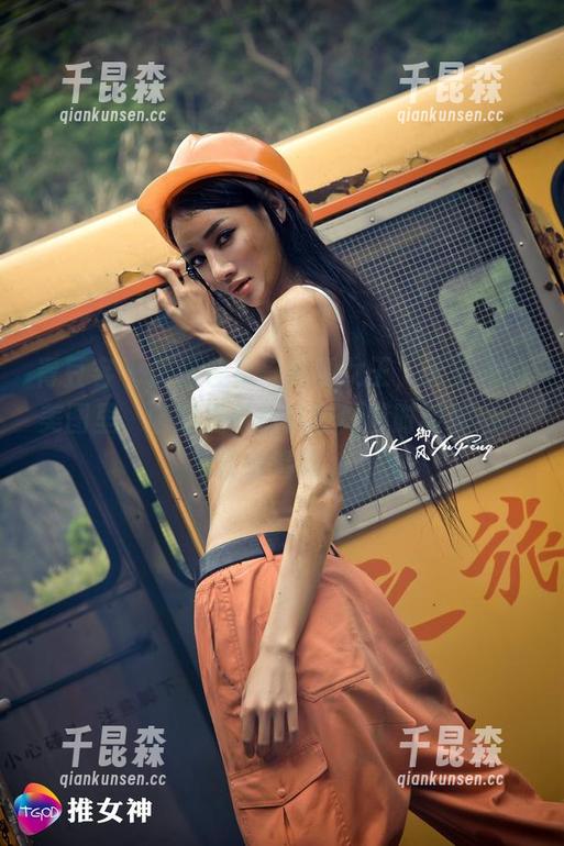 青豆客 - 施忆佳化身美腿女王，无圣光的美图里，腿的线条曲线好像随时能弹出一首小清新。