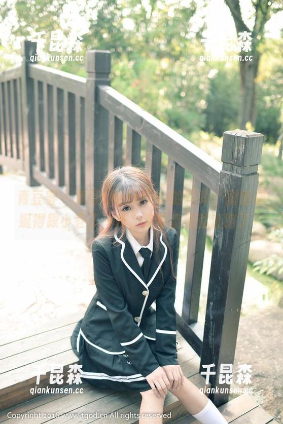 青豆客 - 黄可christine的写真，剧情蜿蜒得跟小巷子一样，走着走着就迷路了。
