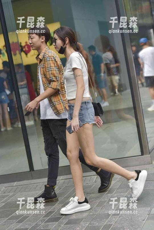 魔镜街拍 - 分享：这图集是职场OL的正确打开方式，婷婷用包臀灰裙和薄丝带来正能量！