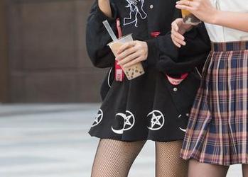 魔镜街拍 – 点亮你的屏幕，曼曼的双人写真有多撩？