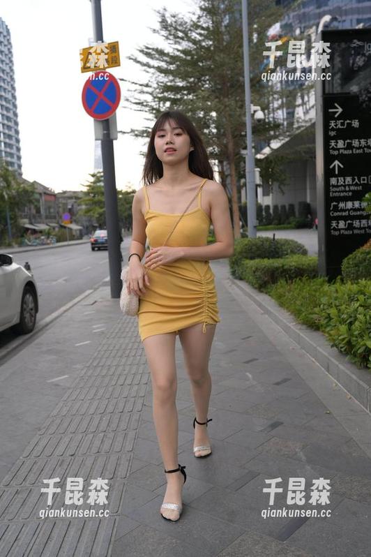 魔镜街拍精选：遇到这种旗袍小姐姐，狗狗的自我意识可能要受影响了