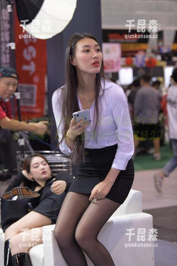 独特的黑丝与大长腿，魔镜街拍是个大宝藏，哈哈，这美图图集我已经欣赏好久了。