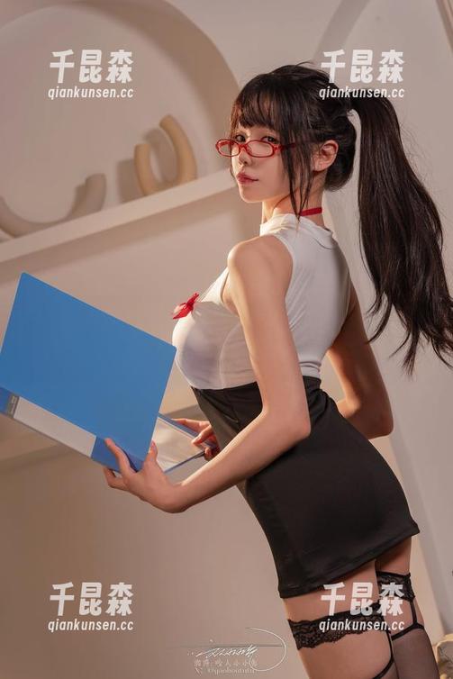 一份精选写真，黏黏团子兔和吊带之间的那点事百看不厌